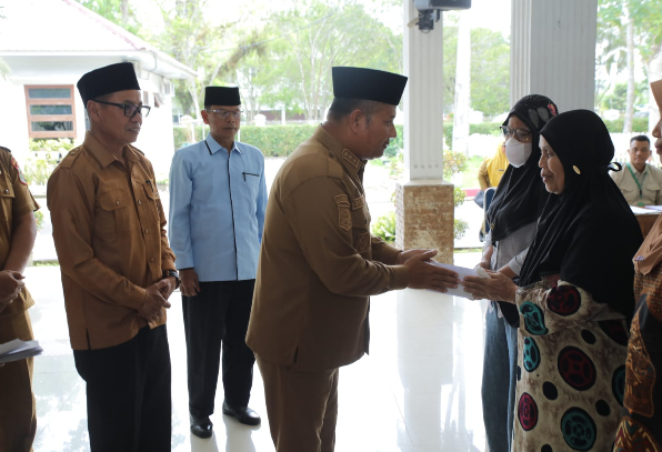 Petugas kebersihan Asahan menerima bantuan ZIS dari Baznas di Pendopo Rumah Dinas Bupati