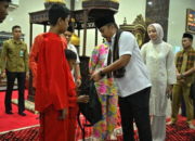 Wagub Sumbar Vasko Ruseimy menyerahkan Bantuan Masjid Sungai Kambut Dharmasraya