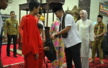 Wagub Sumbar Vasko Ruseimy menyerahkan Bantuan Masjid Sungai Kambut Dharmasraya