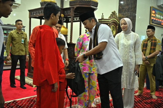 Wagub Sumbar Vasko Ruseimy menyerahkan Bantuan Masjid Sungai Kambut Dharmasraya