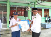 Kepala MTsN 5 Pesisir Selatan menyerahkan piagam KKPM kepada siswa berprestasi