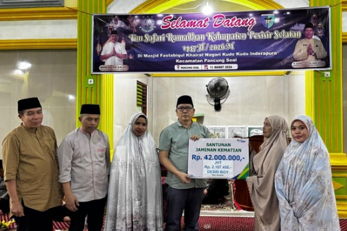 Penyerahan santunan kematian BPJS Ketenagakerjaan kepada keluarga Wali Nagari Inderapura Tengah