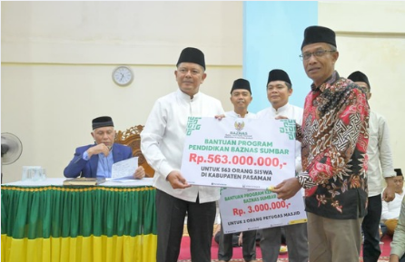 Mahyeldi serahkan bantuan dalam safari ramadan sumbar di Pasaman