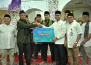 Safari Ramadan Vasko Ruseimy menyerahkan bantuan di Masjid Suhada Agam