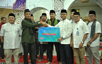 Safari Ramadan Vasko Ruseimy menyerahkan bantuan di Masjid Suhada Agam