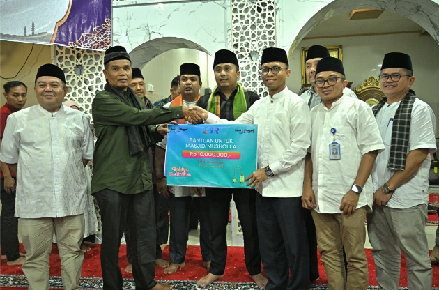 Safari Ramadan Vasko Ruseimy menyerahkan bantuan di Masjid Suhada Agam
