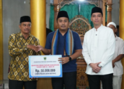 Wagub Sumbar Vasko Ruseimy menyerahkan bantuan dalam safari ramadan vasko di Sawahlunto