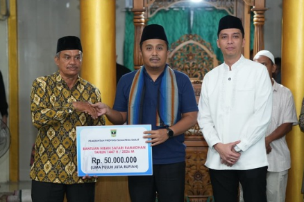 Wagub Sumbar Vasko Ruseimy menyerahkan bantuan dalam safari ramadan vasko di Sawahlunto