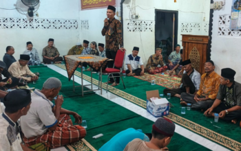 Wali Nagari Punggasan Timur Arif Jumardi memberikan sambutan saat Safari Ramadan di Masjid Baiturrahman Kampung Koto Langang