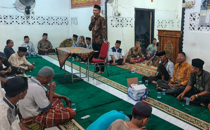 Wali Nagari Punggasan Timur Arif Jumardi memberikan sambutan saat Safari Ramadan di Masjid Baiturrahman Kampung Koto Langang