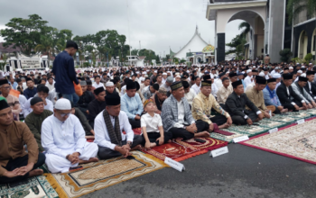 Ribuan jemaah melaksanakan Shalat Idul Fitri 1447 H di pelataran Kantor Bupati Pasaman Lubuk Sikaping