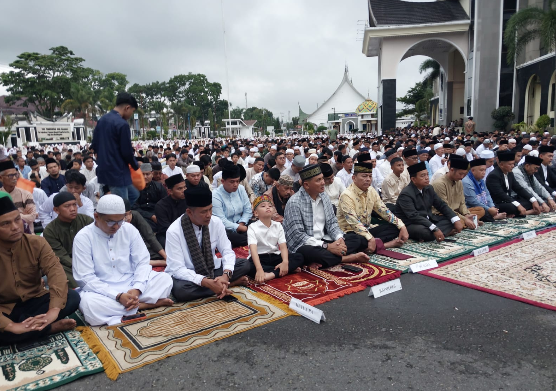 Ribuan jemaah melaksanakan Shalat Idul Fitri 1447 H di pelataran Kantor Bupati Pasaman Lubuk Sikaping