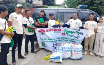 kegiatan TJSL AMPHIBI Ramadhan membagikan sembako kepada pemulung