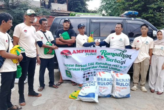 kegiatan TJSL AMPHIBI Ramadhan membagikan sembako kepada pemulung