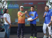 Wakil Bupati Asahan Rianto menyerahkan hadiah lucky draw Fun Run 5K Hari Jadi Asahan ke-80