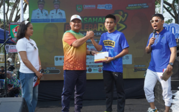 Wakil Bupati Asahan Rianto menyerahkan hadiah lucky draw Fun Run 5K Hari Jadi Asahan ke-80