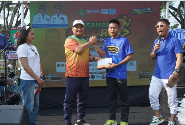 Wakil Bupati Asahan Rianto menyerahkan hadiah lucky draw Fun Run 5K Hari Jadi Asahan ke-80