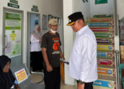 Wakil Bupati Asahan Rianto menyapa warga saat peninjauan pelayanan publik di Puskesmas Gambir Baru