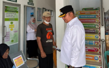 Wakil Bupati Asahan Rianto menyapa warga saat peninjauan pelayanan publik di Puskesmas Gambir Baru