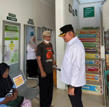 Wakil Bupati Asahan Rianto menyapa warga saat peninjauan pelayanan publik di Puskesmas Gambir Baru