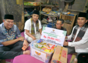 Wakil Gubernur Sumbar Vasko Ruseimy menyerahkan bantuan bedah rumah di Ujung Batung Pariaman