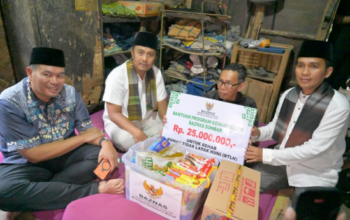 Wakil Gubernur Sumbar Vasko Ruseimy menyerahkan bantuan bedah rumah di Ujung Batung Pariaman