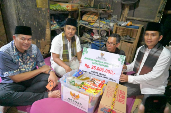 Wakil Gubernur Sumbar Vasko Ruseimy menyerahkan bantuan bedah rumah di Ujung Batung Pariaman