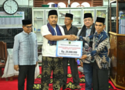 Wagub Sumbar Vasko Ruseimy menyerahkan bantuan Safari Ramadan di Masjid Nurul Hikmah Nagari Kambang Timur Pesisir Selatan