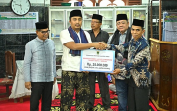 Wagub Sumbar Vasko Ruseimy menyerahkan bantuan Safari Ramadan di Masjid Nurul Hikmah Nagari Kambang Timur Pesisir Selatan