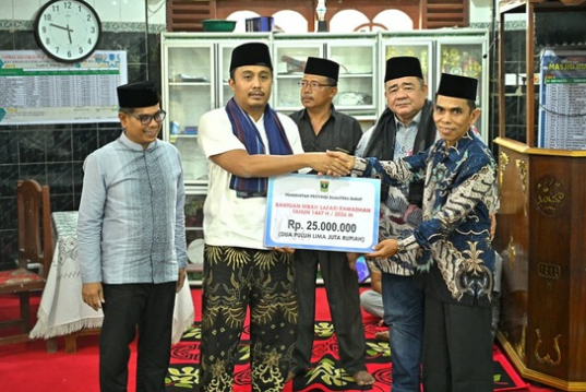 Wagub Sumbar Vasko Ruseimy menyerahkan bantuan Safari Ramadan di Masjid Nurul Hikmah Nagari Kambang Timur Pesisir Selatan