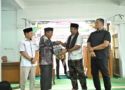 Wagub Sumbar Vasko Ruseimy menyerahkan bantuan Safari Ramadhan di Masjid Baitul Amal Pasaman Barat