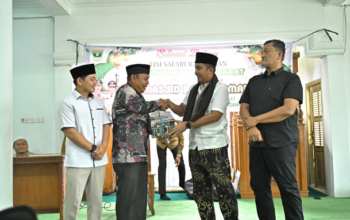 Wagub Sumbar Vasko Ruseimy menyerahkan bantuan Safari Ramadhan di Masjid Baitul Amal Pasaman Barat