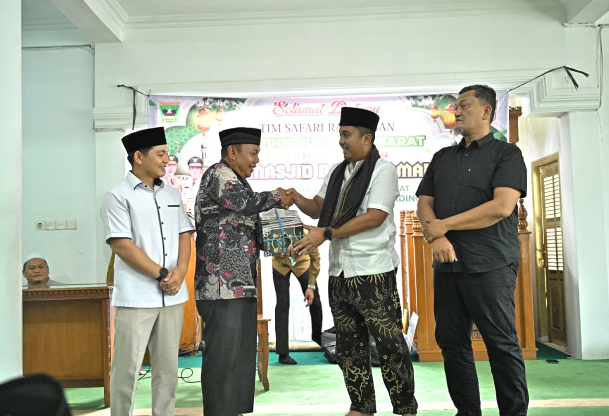 Wagub Sumbar Vasko Ruseimy menyerahkan bantuan Safari Ramadhan di Masjid Baitul Amal Pasaman Barat