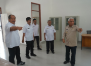 Wagub Sumut Surya BSc dan Bupati Asahan meninjau ruang kelas SMA Negeri Rahuning