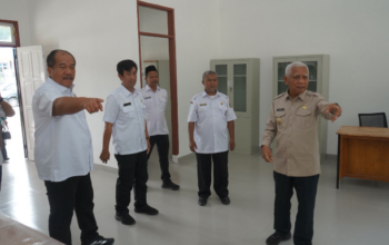 Wagub Sumut Surya BSc dan Bupati Asahan meninjau ruang kelas SMA Negeri Rahuning