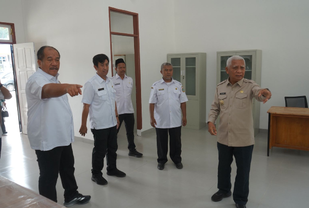 Wagub Sumut Surya BSc dan Bupati Asahan meninjau ruang kelas SMA Negeri Rahuning