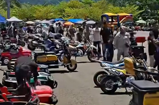 PAD Pariwisata Pessel di Pantai Carocok hari ketiga Lebaran masih rendah dengan retribusi parkir Rp9,82 juta