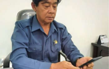 Edi Fran Aji anggota DPRD Barito Utara membahas validitas data tenaga kerja di ruang kerja