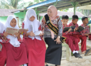 Bunda Literasi Asahan menemani siswa membaca buku
