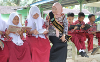 Bunda Literasi Asahan menemani siswa membaca buku