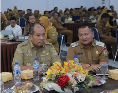 Bupati Asahan Taufik Zainal Abidin Siregar meluncurkan layanan WhatsApp pengaduan masyarakat di Aula Melati Kantor Bupati Asahan