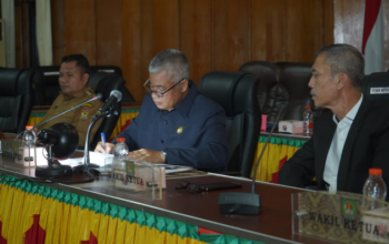 Ketua DPRD Asahan Efi Irwansyah Pane memimpin rapat paripurna LKPJ 2025