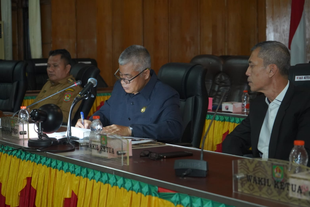 Ketua DPRD Asahan Efi Irwansyah Pane memimpin rapat paripurna LKPJ 2025