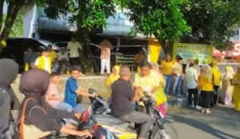 kegiatan berbagi takjil Partai Golkar Pasaman