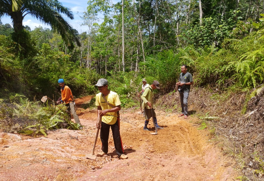Wali Nagari Arif Jumardi bersama warga gotong royong di Bukit Limpato
