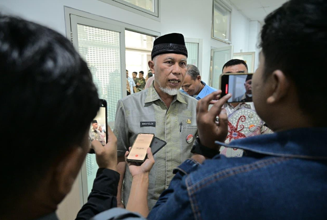 Gubernur Sumbar Mahyeldi Ansharullah memberikan pernyataan terkait penertiban PETI