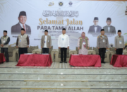 Wakil Bupati Asahan Rianto menyerahkan pataka saat melepas jamaah haji Kloter 7 di Asrama Haji Medan