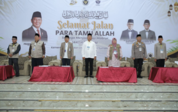Wakil Bupati Asahan Rianto menyerahkan pataka saat melepas jamaah haji Kloter 7 di Asrama Haji Medan