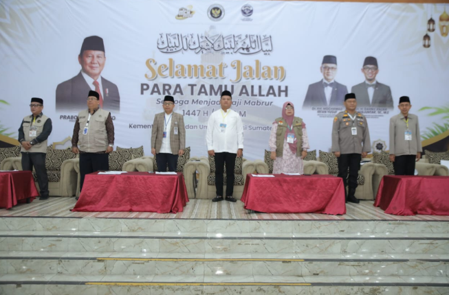 Wakil Bupati Asahan Rianto menyerahkan pataka saat melepas jamaah haji Kloter 7 di Asrama Haji Medan