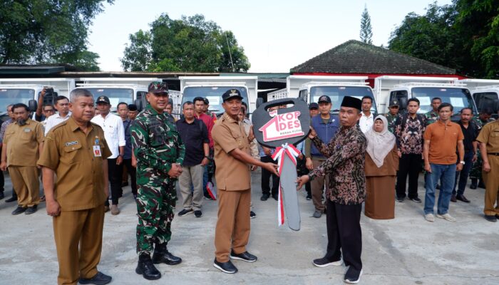 Dorong Percepatan Ekonomi, Pemda dan Dandim 0801 Serahkan 23 Unit Truk Operasional KDKMP